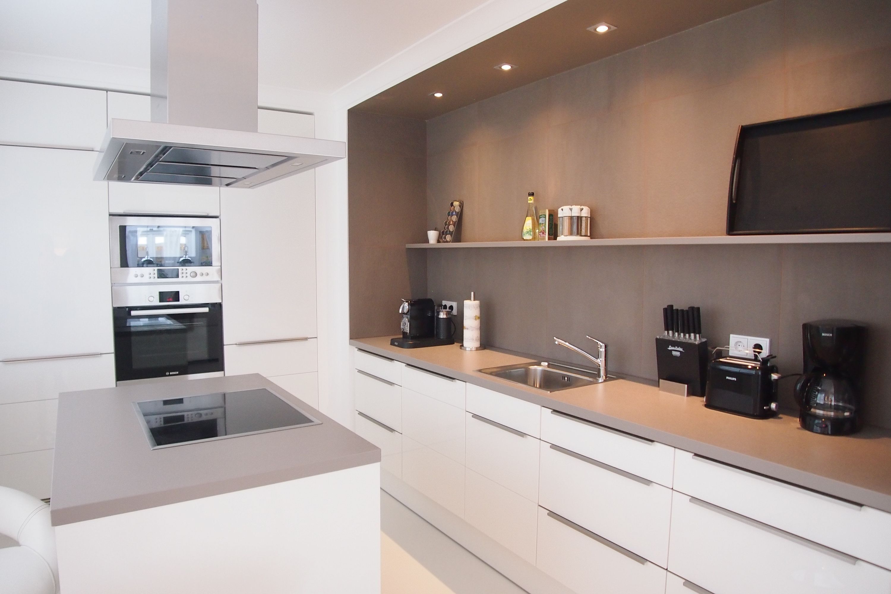 Kühlschrank, Mikrowelle, Ofen, Geschirrspüler