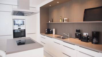 Refrigerador, microondas, horno y lavavajillas