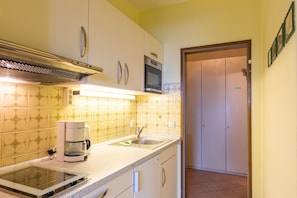 Kühlschrank, Mikrowelle, Wasserkocher mit Kaffee-/Teezubehör