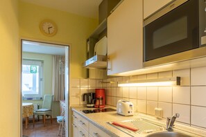 Kühlschrank, Wasserkocher mit Kaffee-/Teezubehör, Wasserkocher, Toaster