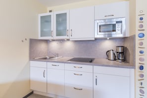 Kühlschrank, Geschirrspüler, Wasserkocher mit Kaffee-/Teezubehör