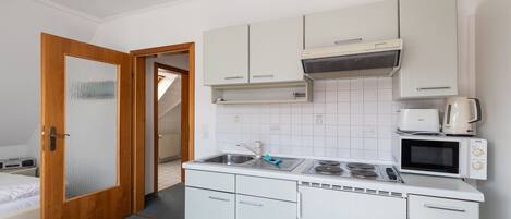 KĂŒhlschrank, Mikrowelle, Wasserkocher mit Kaffee-/Teezubehör
