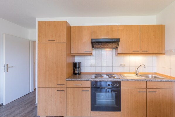 Kühlschrank, Ofen, Wasserkocher mit Kaffee-/Teezubehör, Wasserkocher