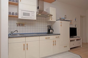 Kühlschrank, Mikrowelle, Wasserkocher mit Kaffee-/Teezubehör