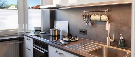 Jääkaappi, mikroaaltouuni, uuni, astianpesukone