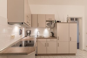 Kühlschrank, Mikrowelle, Ofen, Geschirrspüler