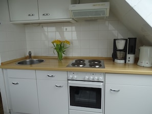 KĂŒhlschrank, Mikrowelle, Ofen, Wasserkocher mit Kaffee-/Teezubehör