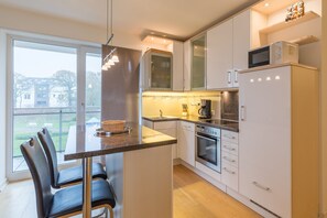 Kühlschrank, Mikrowelle, Ofen, Geschirrspüler