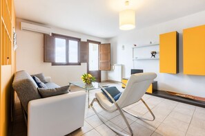 Living area - GuestHost - Lecce Colorful Apt with terrace and parking! x2 (Lecce)