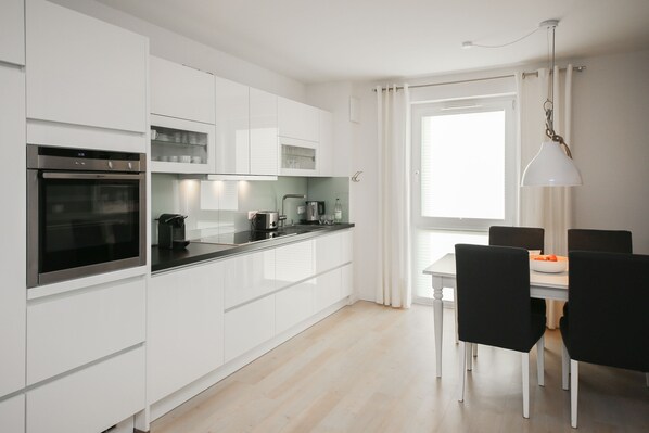 Kühlschrank, Ofen, Geschirrspüler, Wasserkocher mit Kaffee-/Teezubehör
