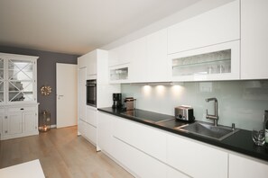 Kjøleskap, ovn, oppvaskmaskin og kaffetrakter/tekoker