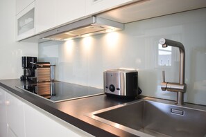 Kühlschrank, Ofen, Geschirrspüler, Wasserkocher mit Kaffee-/Teezubehör