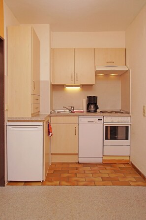 Fridge, oven, dishwasher, coffee/tea maker - House Apart, Whg. 2 - Apart apartment 2 (Cuxhaven)