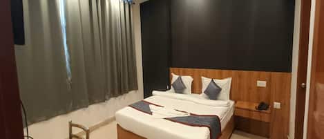 Deluxe Room | Blackout drapes, soundproofing, iron/ironing board, free WiFi
