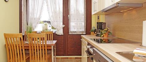 Mikrowelle, Ofen, Geschirrspüler, Wasserkocher mit Kaffee-/Teezubehör