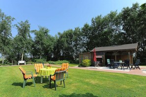 Outdoor dining - Vacation apartment Wintergarten - Holiday apartments at Ferienhof Warfthof Becker in (Werdum)