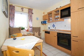 Fridge, microwave, oven, dishwasher - Vacation apartment Wintergarten - Holiday apartments at Ferienhof Warfthof Becker in (Werdum)