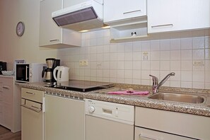 Køleskab, mikrobølgeovn, opvaskemaskine, kaffe-/temaskine