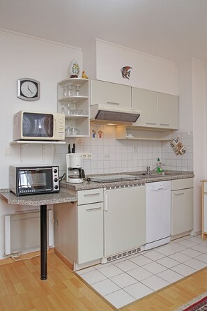 Kühlschrank, Mikrowelle, Ofen, Geschirrspüler