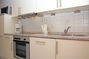 Kühlschrank, Ofen, Geschirrspüler, Wasserkocher mit Kaffee-/Teezubehör