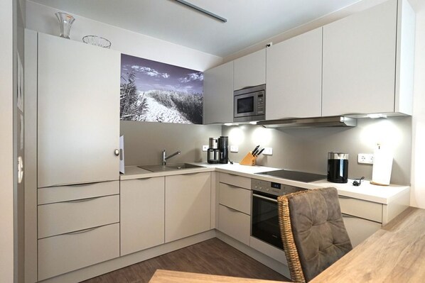 Kühlschrank, Mikrowelle, Ofen, Geschirrspüler