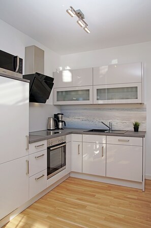 Kühlschrank, Mikrowelle, Ofen, Geschirrspüler