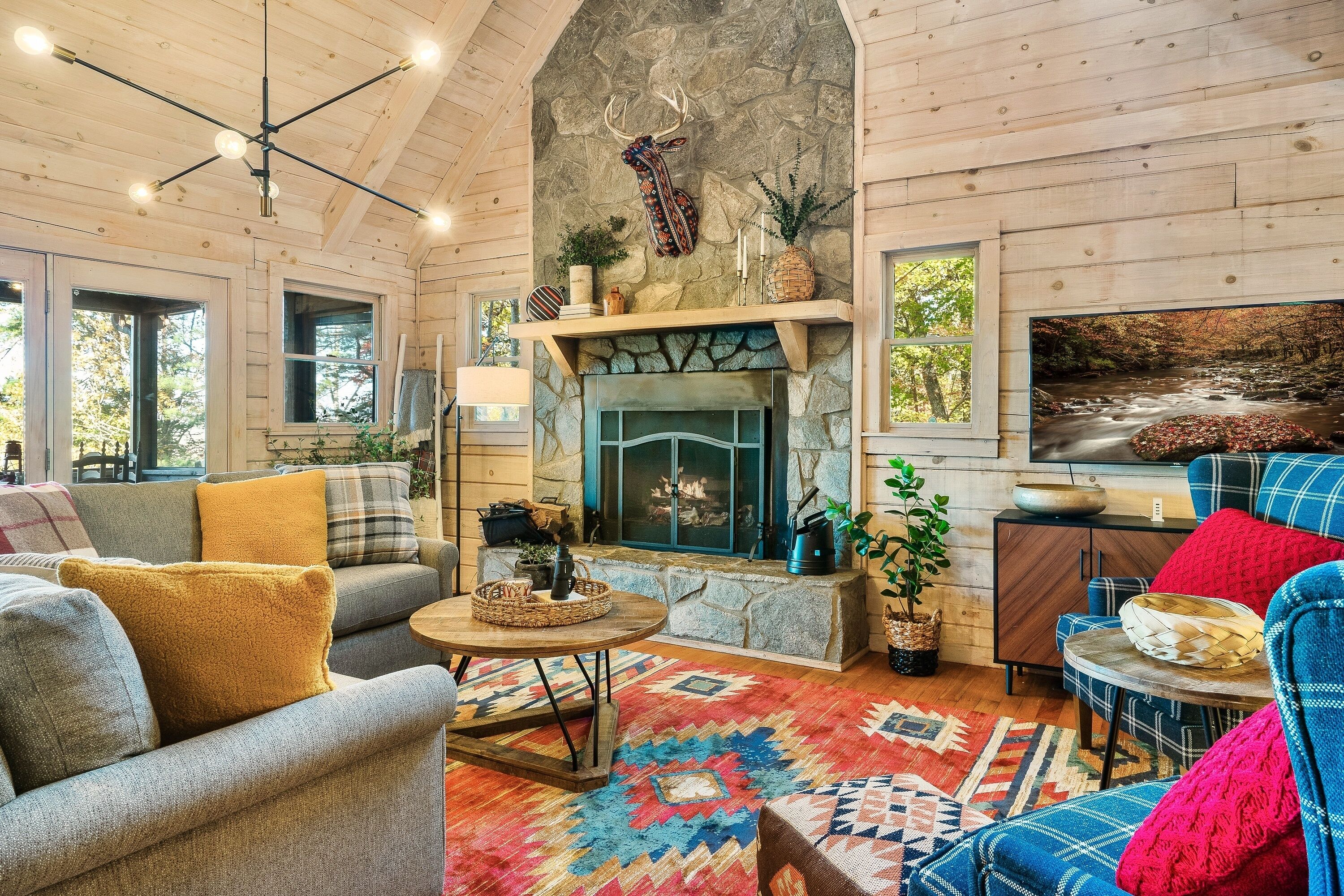 Smart TV, fireplace, books, offices