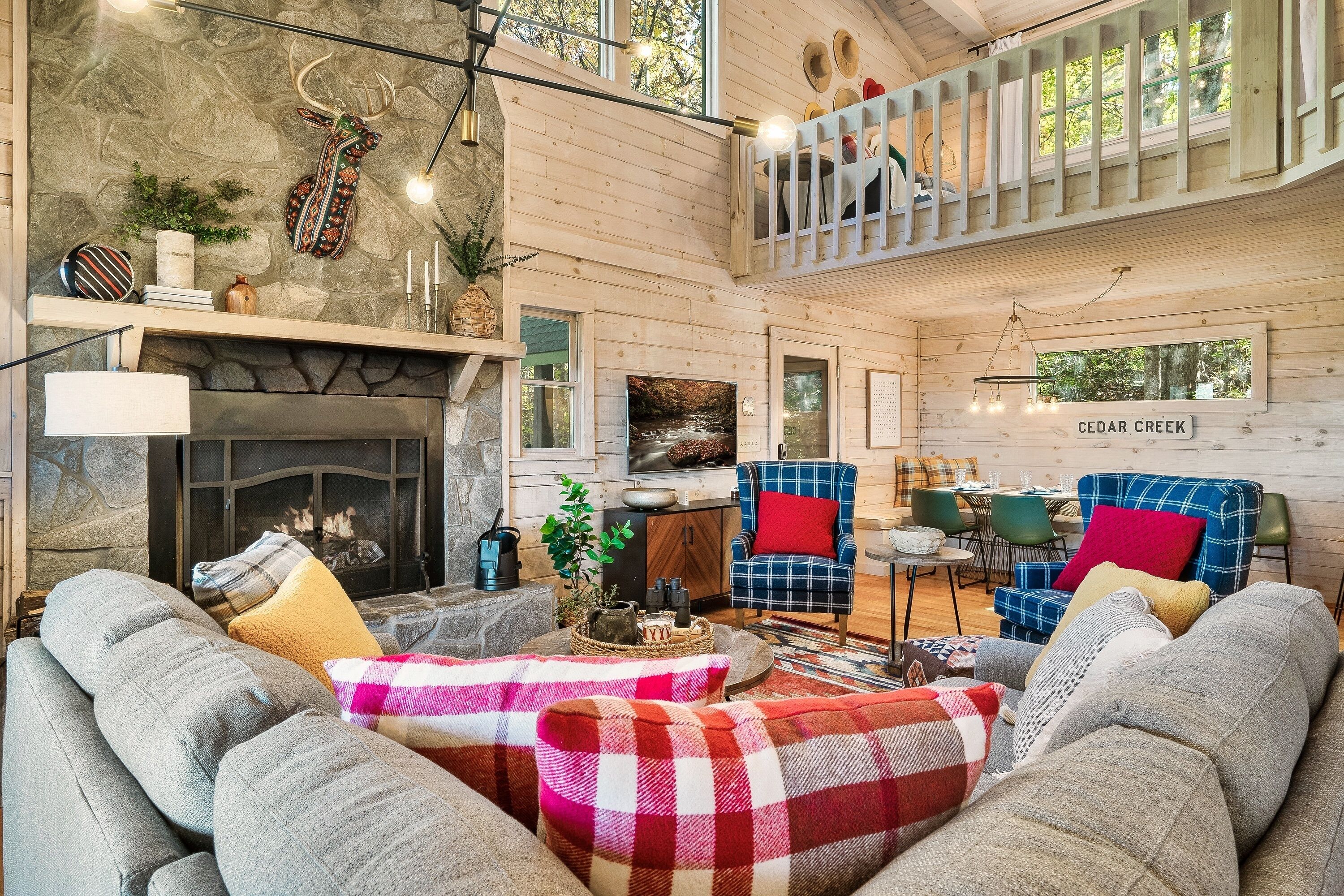 Televisor intel·ligent, llar de foc, llibres i oficines 