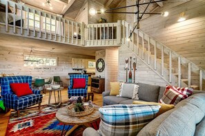 Amplia sala de estar con un entrepiso con habitación, un comedor y una cocina.