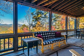 Smart-tv, pejs, bøger, kontorer