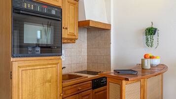 Fridge, oven, dishwasher, cookware/dishes/utensils