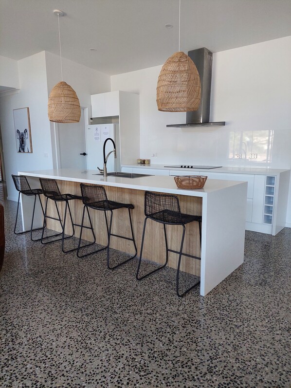 Fridge, microwave, oven, stovetop - Cheeky Emu Spacious Family Accommodation Halls Gap (Halls Gap)