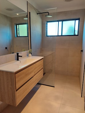Bañera, secador de pelo, toallas, jabón