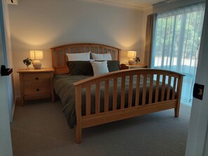 4 bedrooms, iron/ironing board, travel crib, free WiFi - Cheeky Emu Spacious Family Accommodation Halls Gap (Halls Gap)
