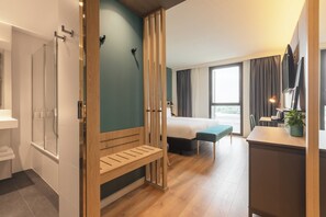 In-room safe, desk, laptop workspace, blackout curtains - Holiday Inn Barcelona-Sant Cugat by IHG (Sant Cugat del Valles)