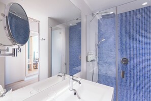 Rainfall showerhead, hair dryer, bidet, towels - Holiday Inn Barcelona-Sant Cugat by IHG (Sant Cugat del Valles)