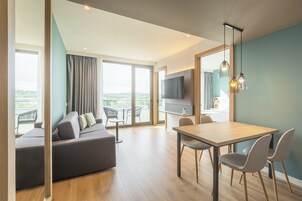 套房, 1 张特大床和 1 张沙发床, 阳台 | 客房内保险箱、办公桌、笔记本电脑工作区、遮光窗帘