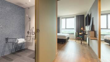 1 slaapkamer, een kluis op de kamer, een bureau, een laptopwerkplek