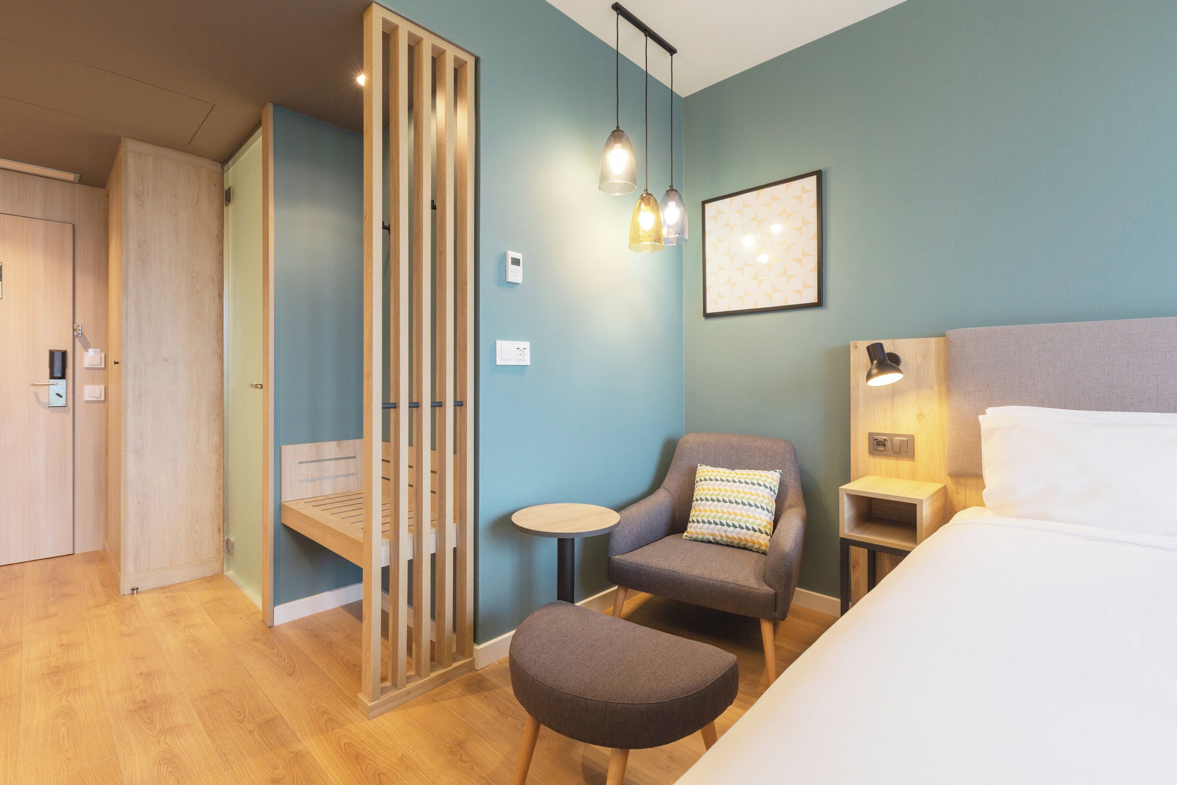 Caja de seguridad en la habitación y escritorio 