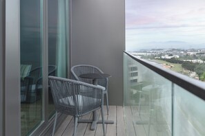 Suite, 1 kingsize-seng med sovesofa, balkong | Safe på rommet, skrivebord og skrivebord for bærbar PC