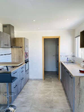 Refrigerador, microondas, horno y lavavajillas 