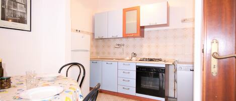 Apartment | Eigene Küche | Großer Kühlschrank, Ofen, Herdplatte, Geschirrspüler