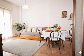 Apartment | Wohnbereich | Fernseher