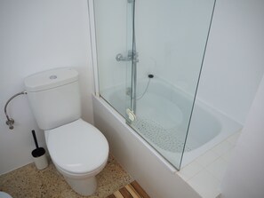 Een douche, een haardroger, een bidet, handdoeken