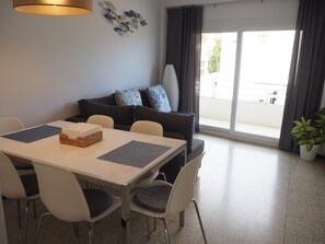Dining - Renovated apartment with sea view Léstartit (L'Estartit)