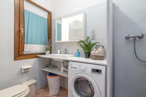 Shower, bidet, towels, soap - Piazzetta Villa La Vigna 30m From The Sea (Loiri Porto San Paolo)