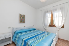 Casa familiare, camere multiple, 2 bagni (Piazzetta Villa La Vigna 30m From The) | 3 camere, ferro/asse da stiro, lenzuola