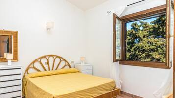 3 bedrooms, iron/ironing board, bed sheets