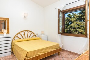 Familienhaus, Mehrere Schlafzimmer, 2 Bäder (Piazzetta Villa La Vigna 30m From The) | 3 Schlafzimmer, Bügeleisen/Bügelbrett, Bettwäsche