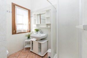 Shower, bidet, towels, soap - Piazzetta Villa La Vigna 30m From The Sea (Loiri Porto San Paolo)